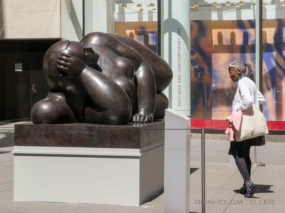 Botero-Skulptur und Bewunderer